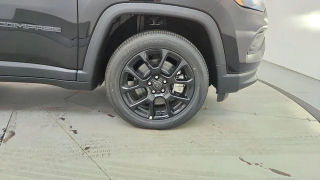 New 2026 Diamond Black Crystal Pearlcoat Jeep Latitude image 15