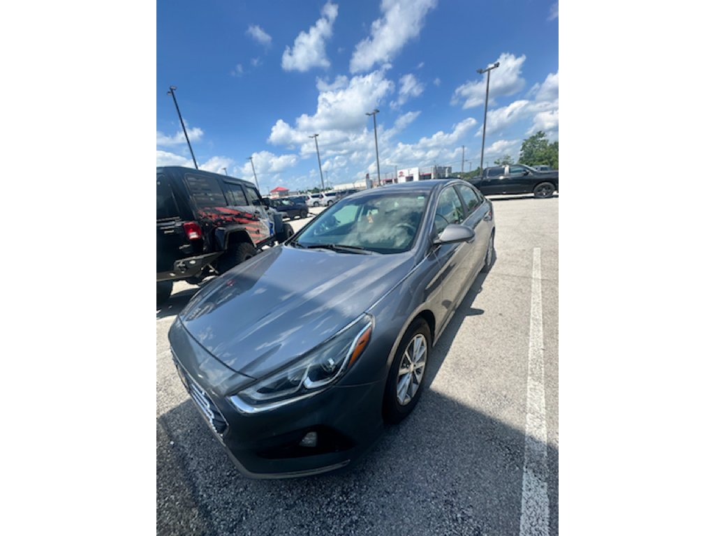 Used 2019 Machine Gray Hyundai SE image 1