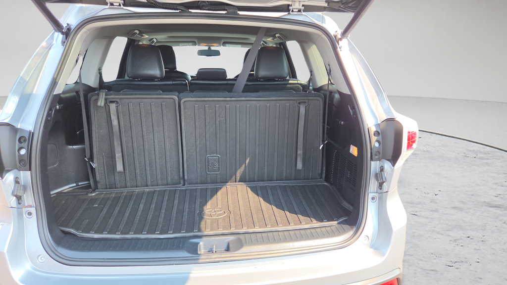 Used 2014 Silver Toyota XLE V6 image 35