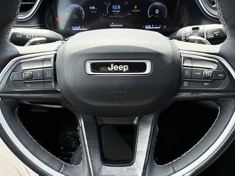 Used 2023 Diamond Black Crystal Pearlcoat Jeep Limited image 19