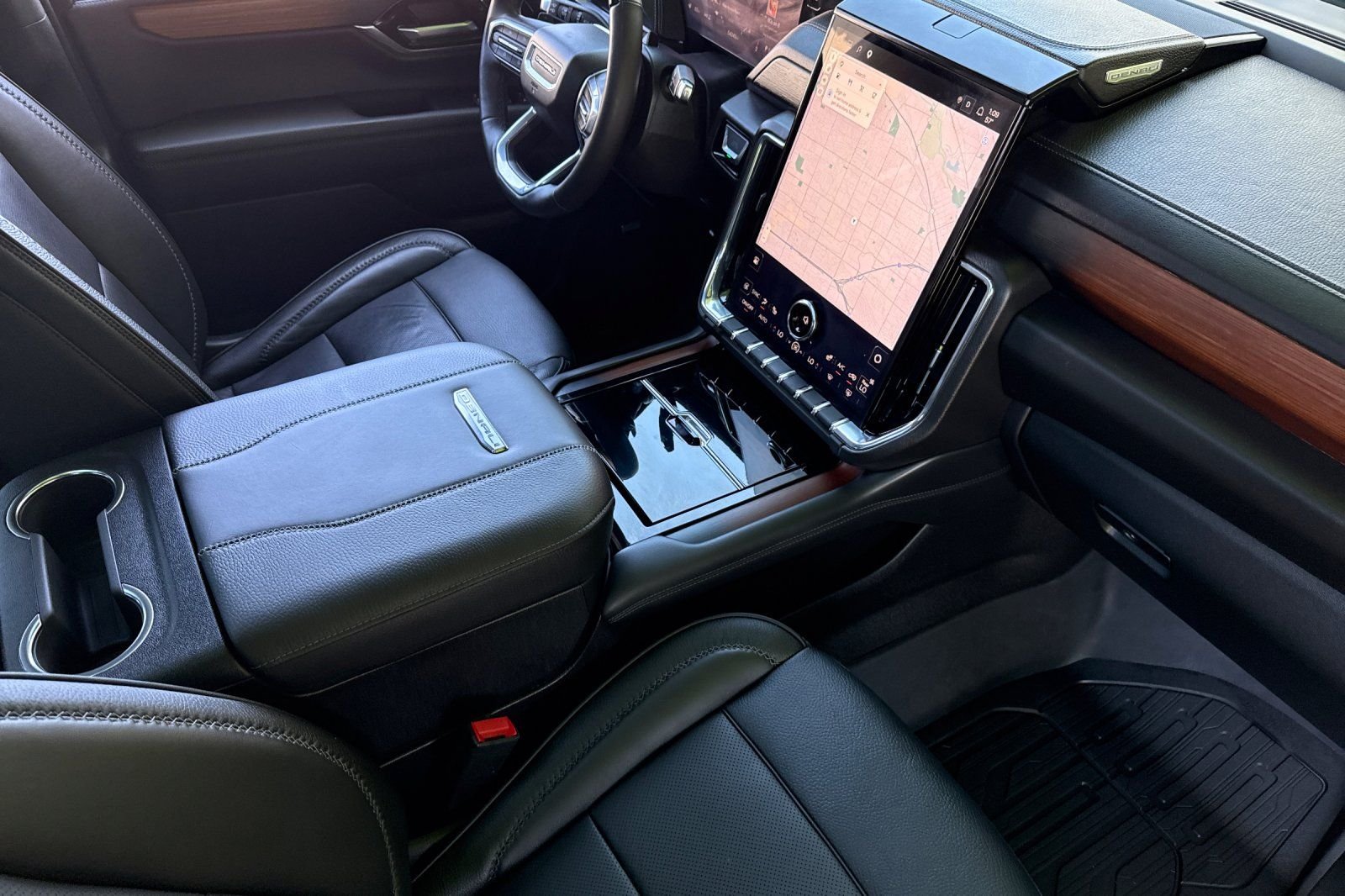 Used 2025  GMC Denali image 18