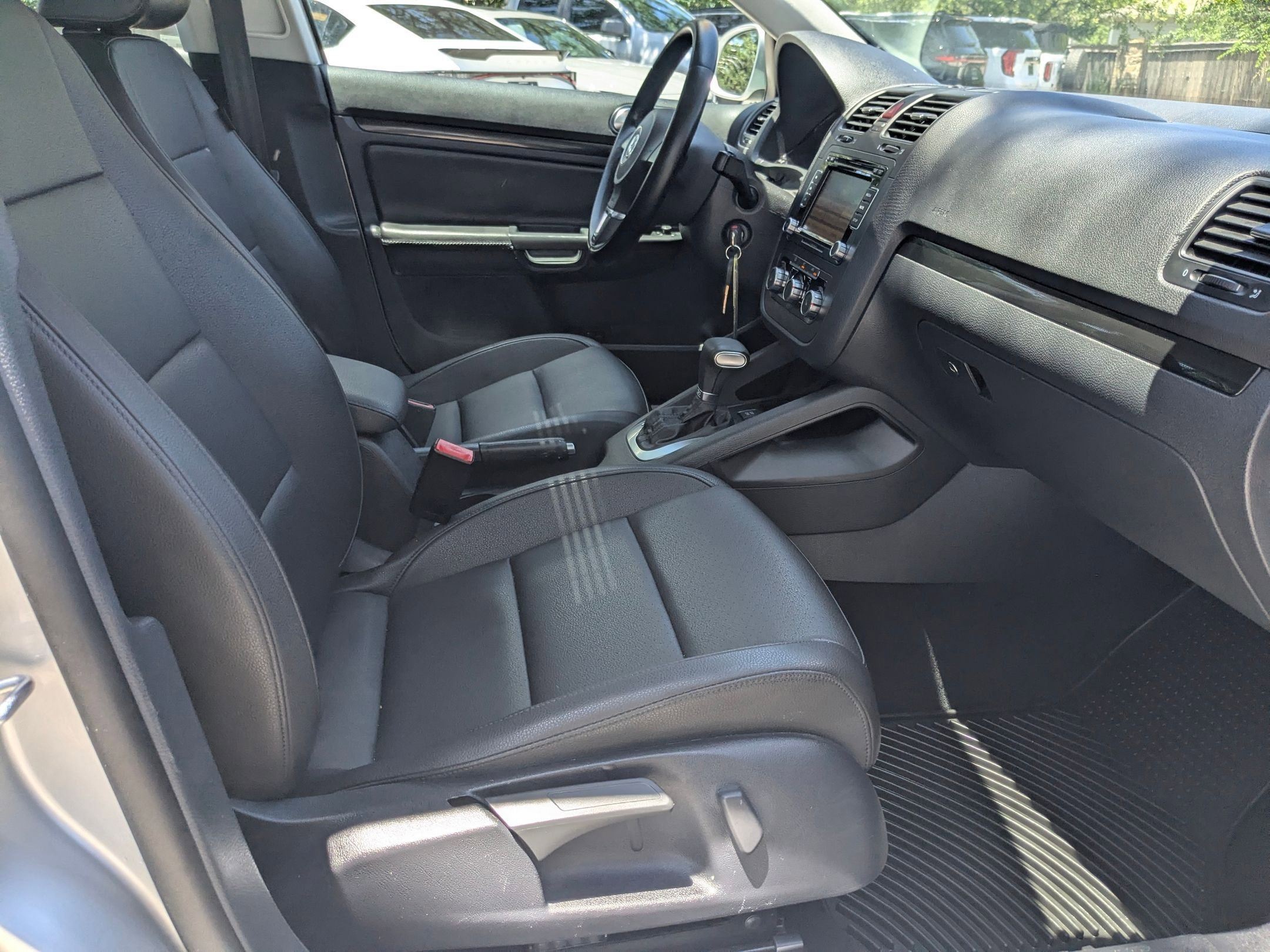 Used 2010 Silver Volkswagen Wolfsburg image 20