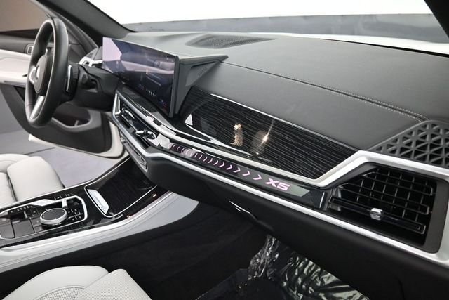 Used 2025 White BMW xDrive40i image 26