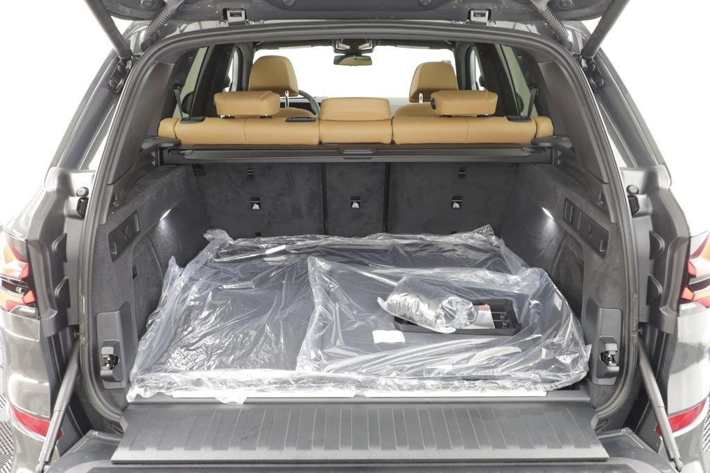 New 2026 Dravit Grey Metallic BMW xDrive50e image 20