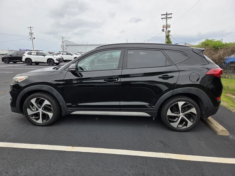 Used 2018 BLACK HYUNDAI VALUE image 9