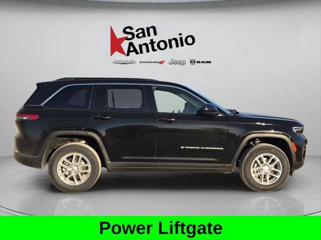 New 2025 Diamond Black Crystal Pearl-Coat Exterior Paint Jeep Laredo X image 9