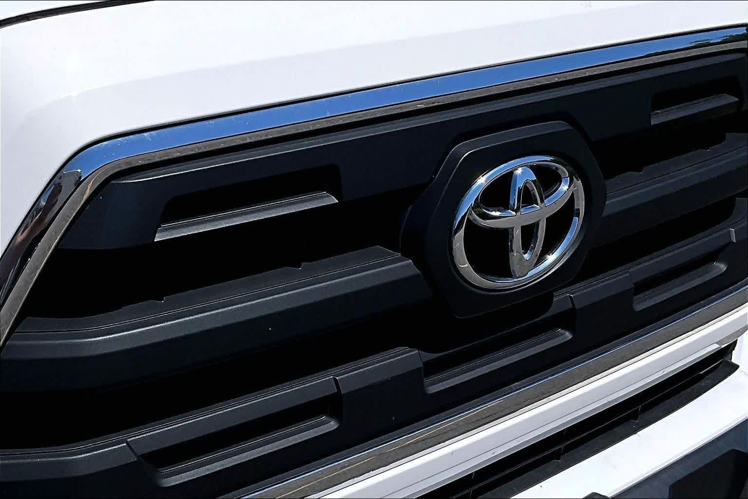 Used 2016 Super White Toyota SR5 image 29