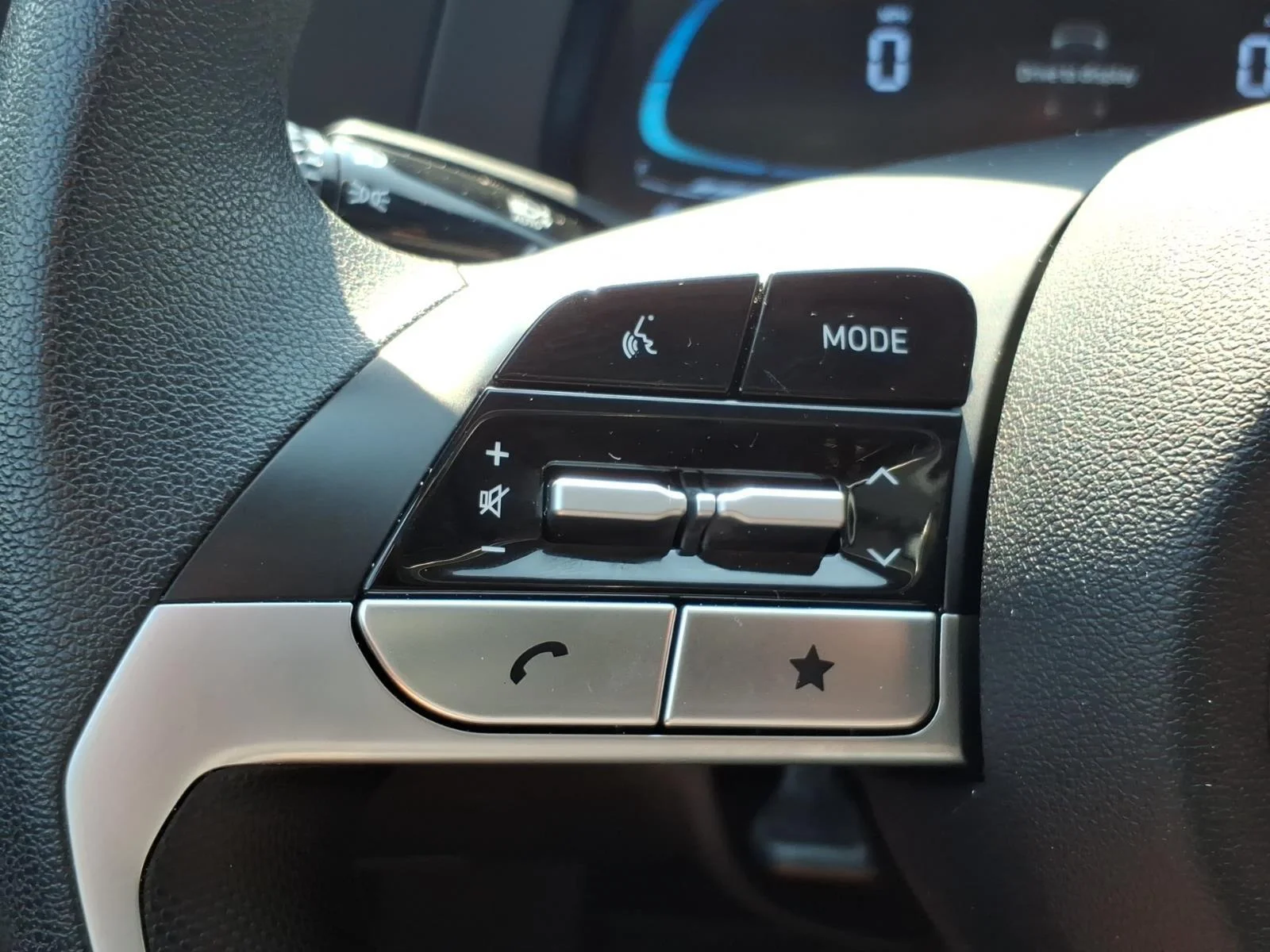 Certified Used 2025 Amazon Gray Hyundai SE image 15