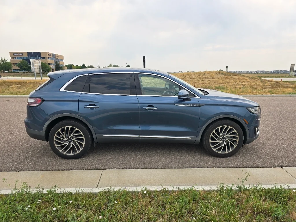 Used 2019 Blue Diamond Metallic Lincoln Reserve image 6