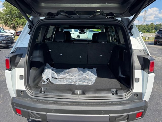 New 2026 Bright White Clear-Coat Exterior Paint Jeep Overland image 17