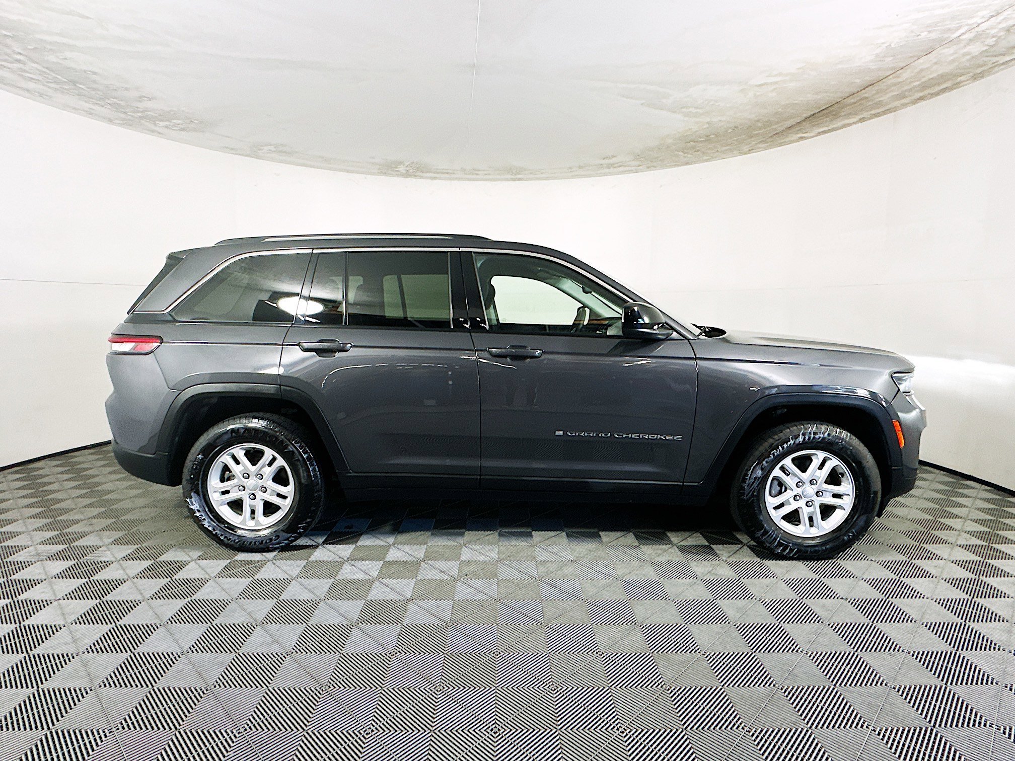 2023 Jeep Grand thumbnail 4