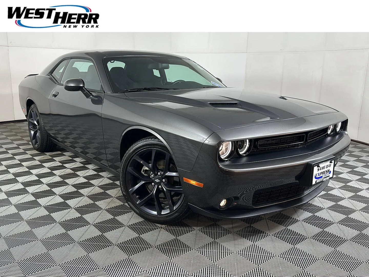 Used 2023 Granite Pearlcoat Dodge SXT image 1
