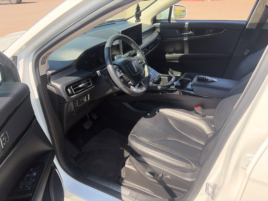 Used 2023 White Lincoln Standard image 9