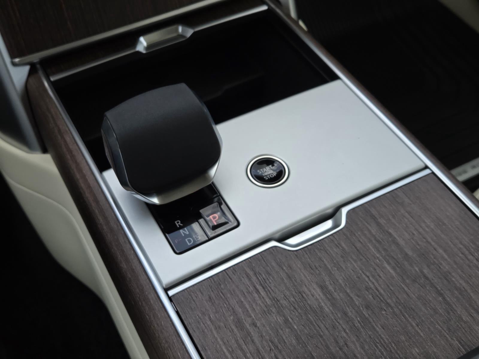 New 2026 Ostuni Pearl White LAND ROVER SE 7 Seats image 27