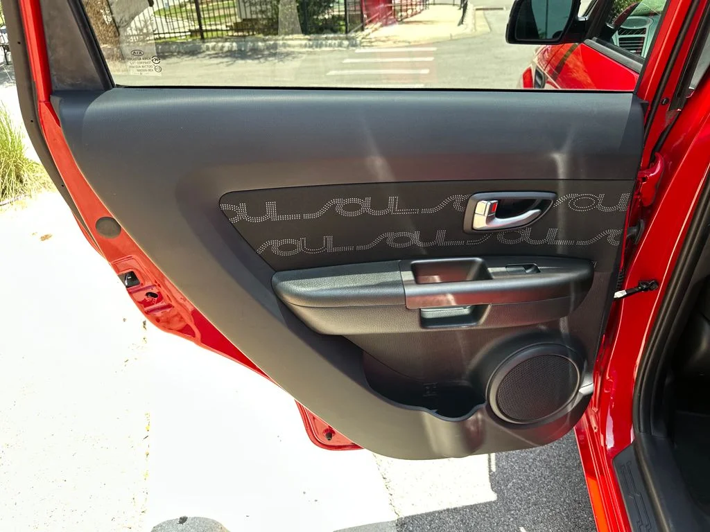 Used 2013 Red Kia Plus image 33