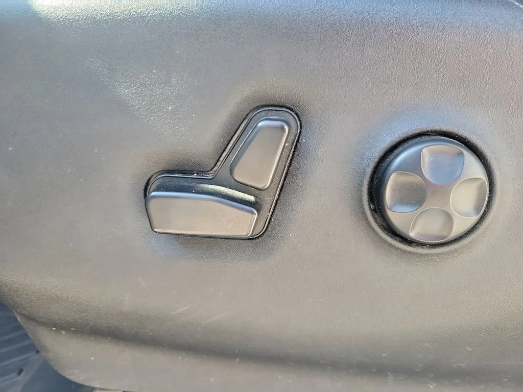 Used 2017 White Chrysler Touring-L Plus image 20