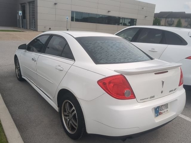 Used 2010 Summit White Pontiac Base image 4