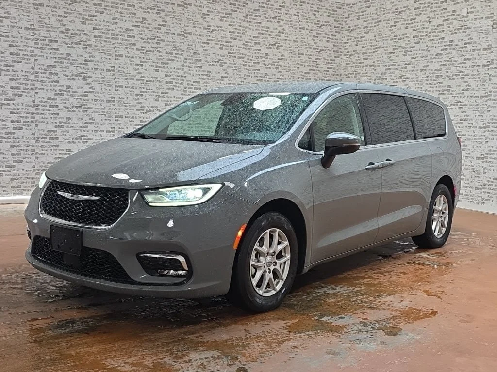Used 2023 Ceramic Gray Clearcoat Chrysler Touring L image 3