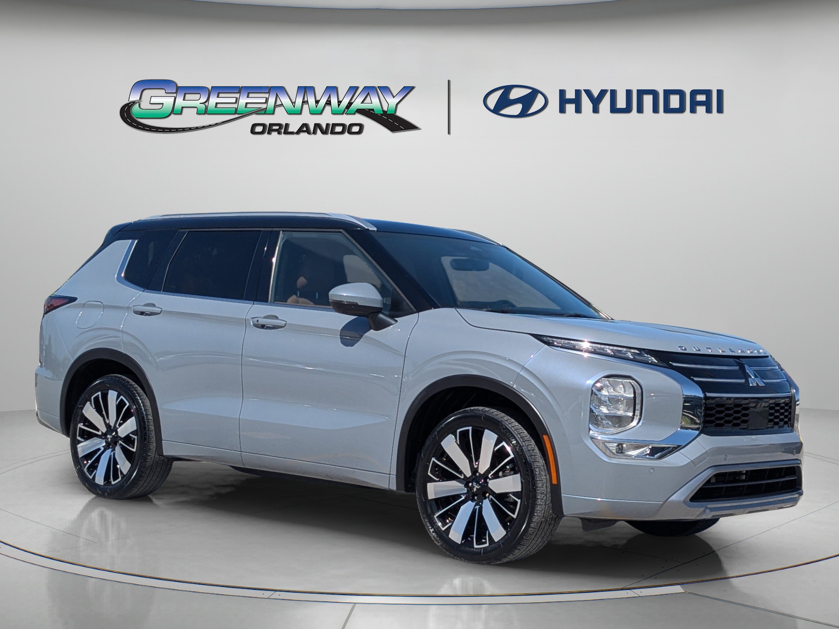 Used 2025 Moonstone Gray Metallic/Black Roof Mitsubishi SEL image 2