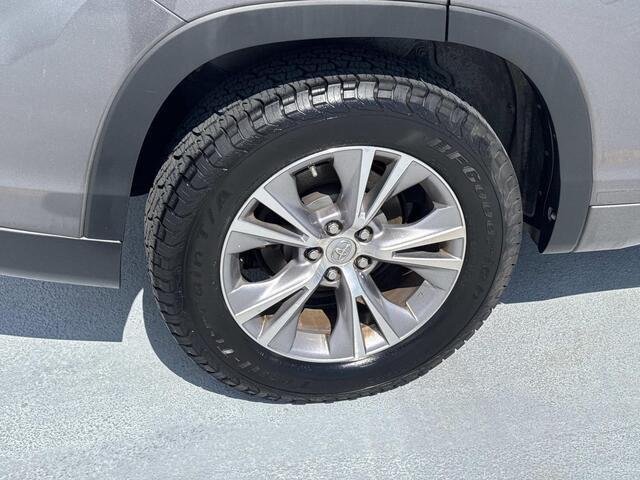 Used 2015 Predawn Gray Mica Toyota XLE image 7