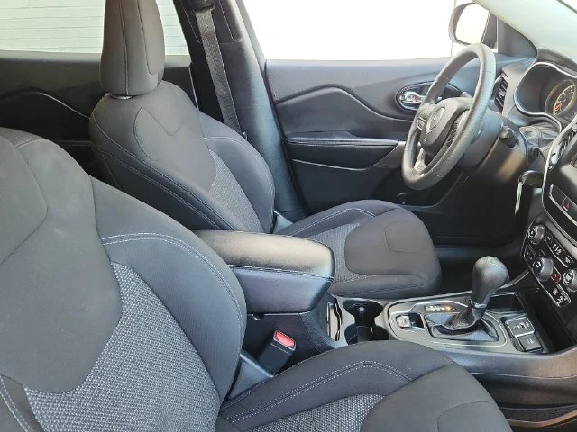 Used 2020 Red Jeep Latitude image 14