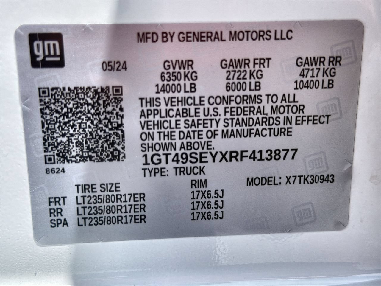Used 2024 Summit White GMC Pro DRW image 29