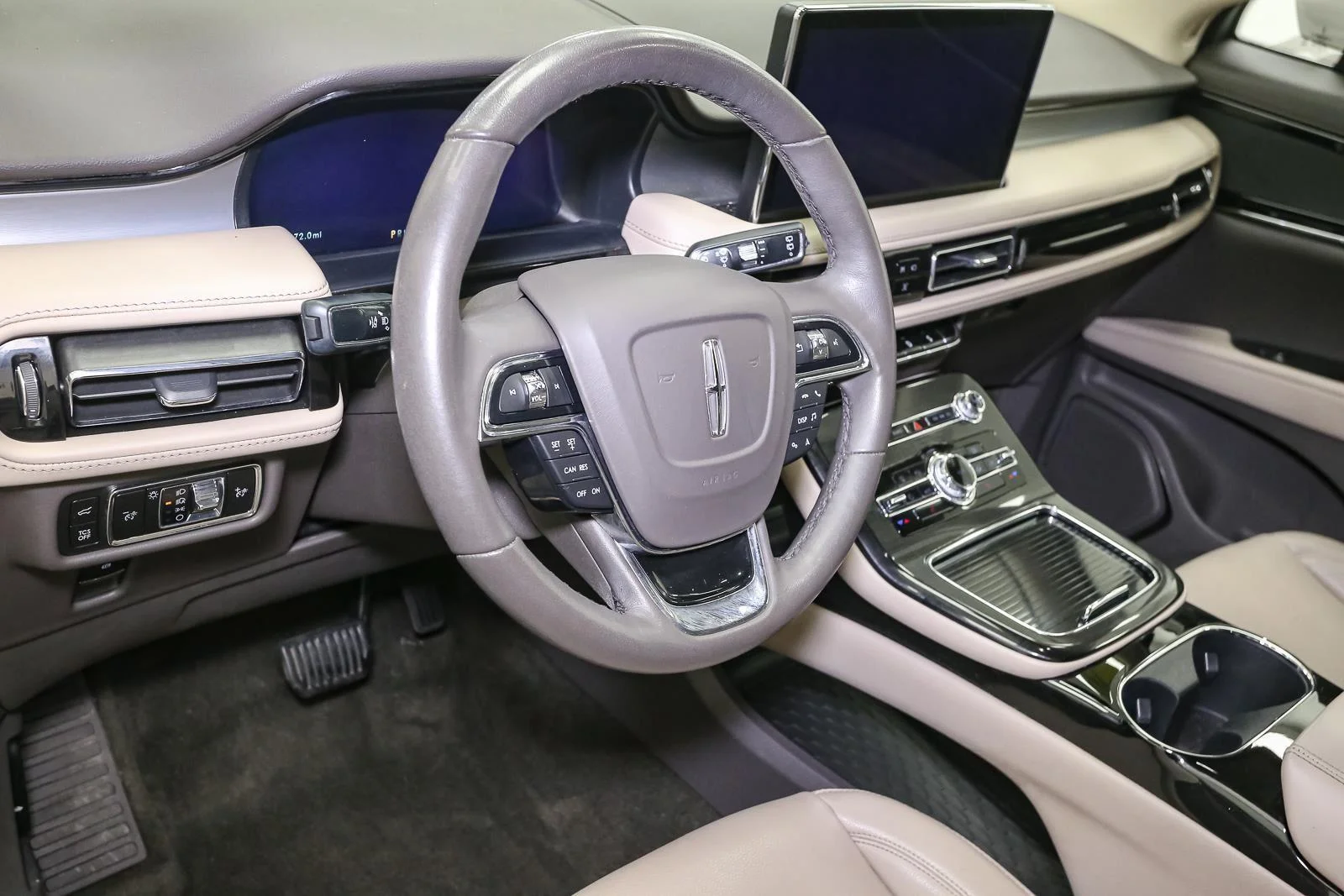 Used 2023 Ceramic Pearl Metallic Tinted Clearcoat Lincoln Standard image 23