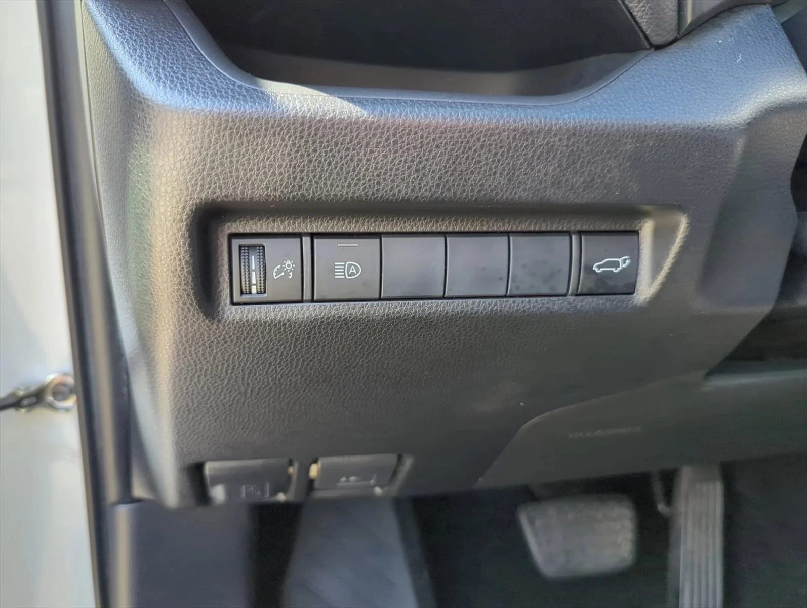 Used 2019 Super White Toyota XLE Premium image 15