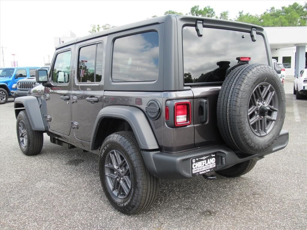 New 2026 Granite Crystal Metallic Clearcoat Jeep Sport S image 5