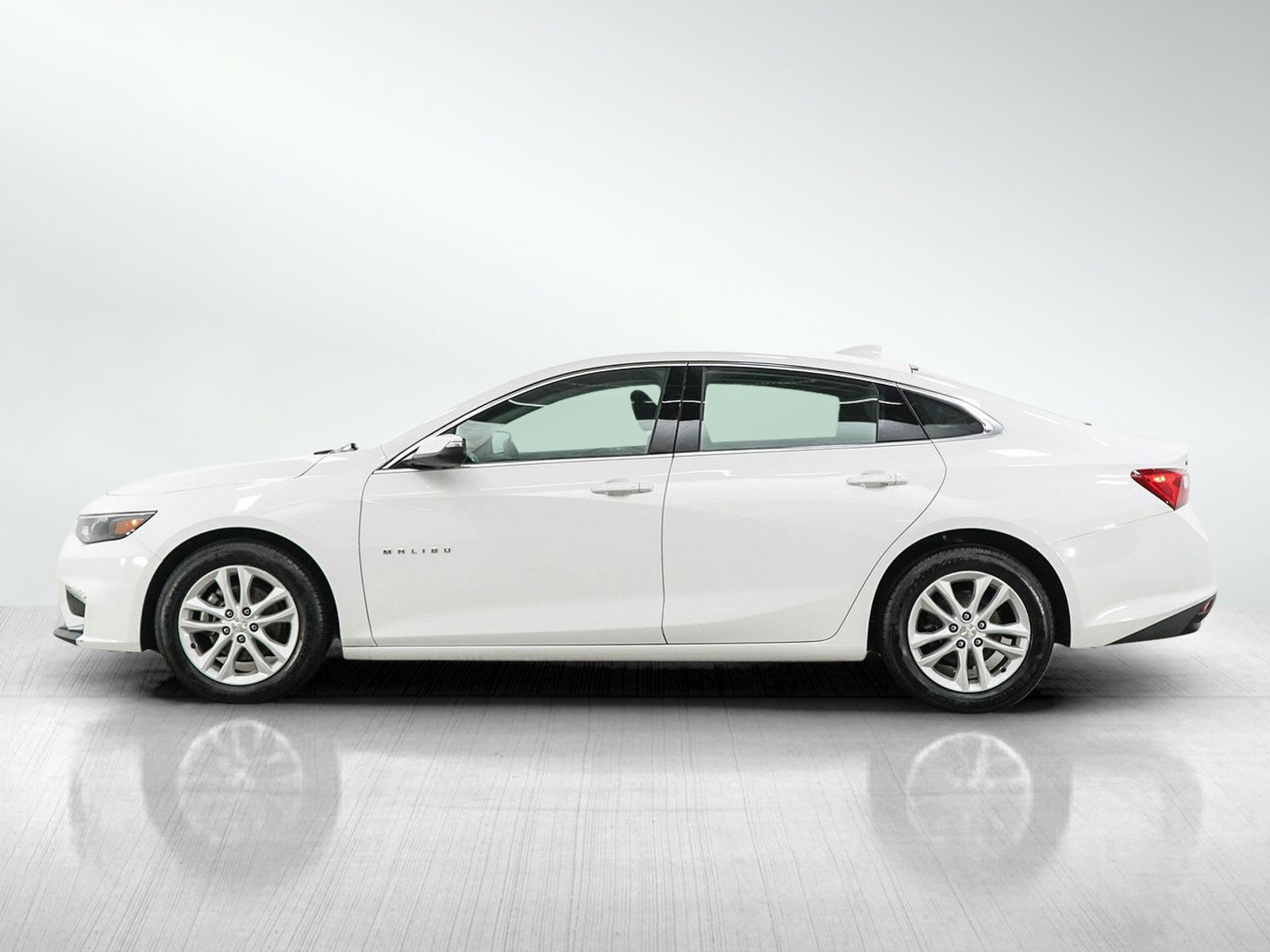 Used 2018 Chevrolet Malibu 1LT with VIN 1G1ZD5ST8JF189407 for sale in Burnsville, Minnesota