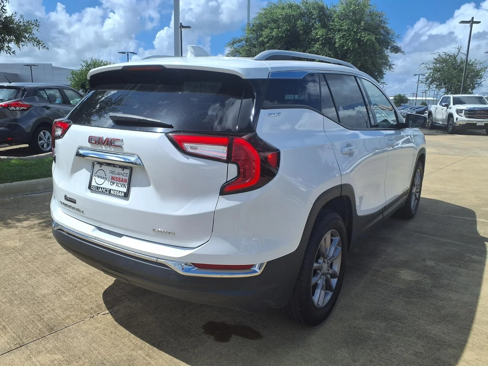 Used 2024 White GMC SLT image 4