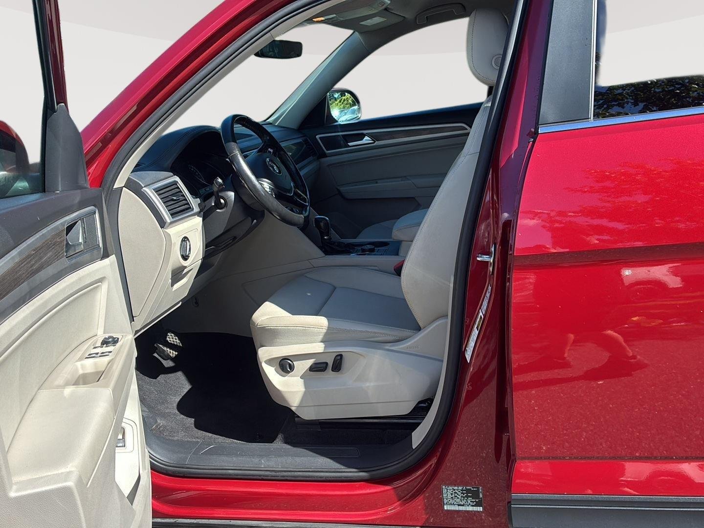 Used 2018 Fortana Red Metallic Volkswagen 3.6L V6 SE image 24