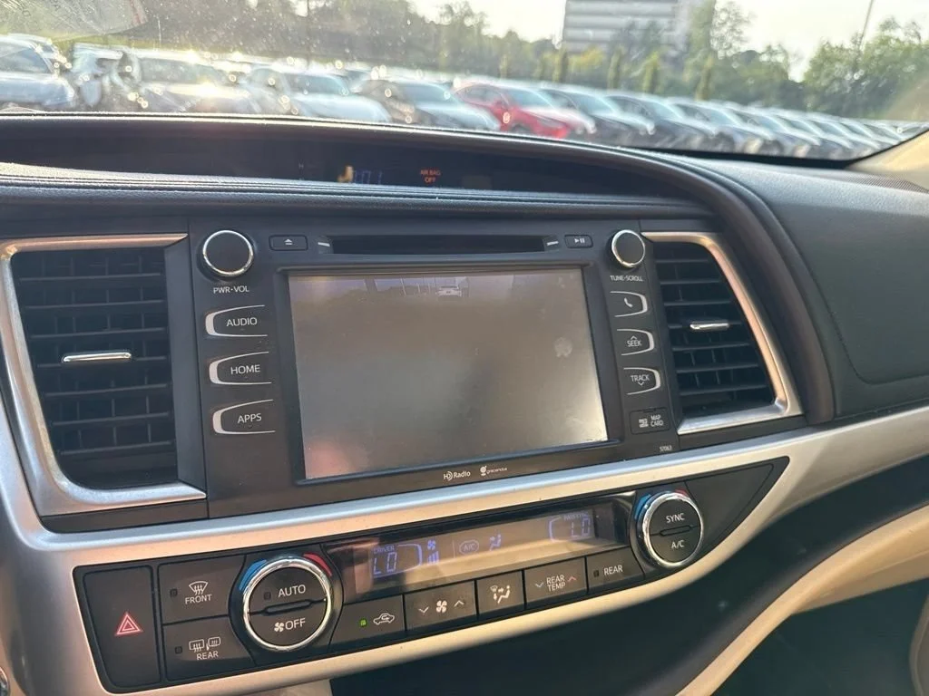 Used 2015 Blizzard Pearl Toyota XLE image 22