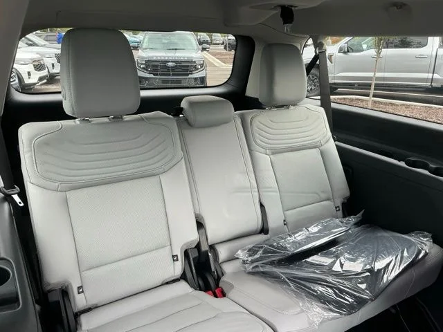 New 2026 Star White Metallic Tri-Coat Ford MAX Platinum® image 34