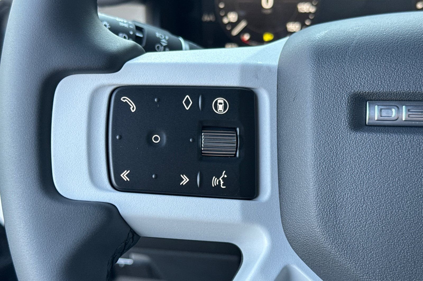 New 2026 Tasman Blue LAND ROVER X-Dynamic SE image 28