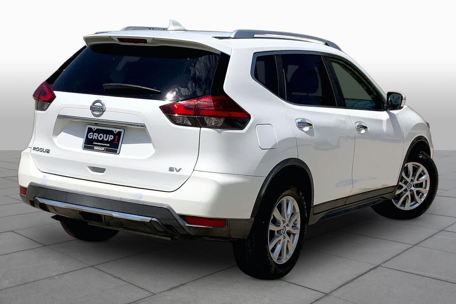 Used 2017 Glacier White Nissan SV image 11