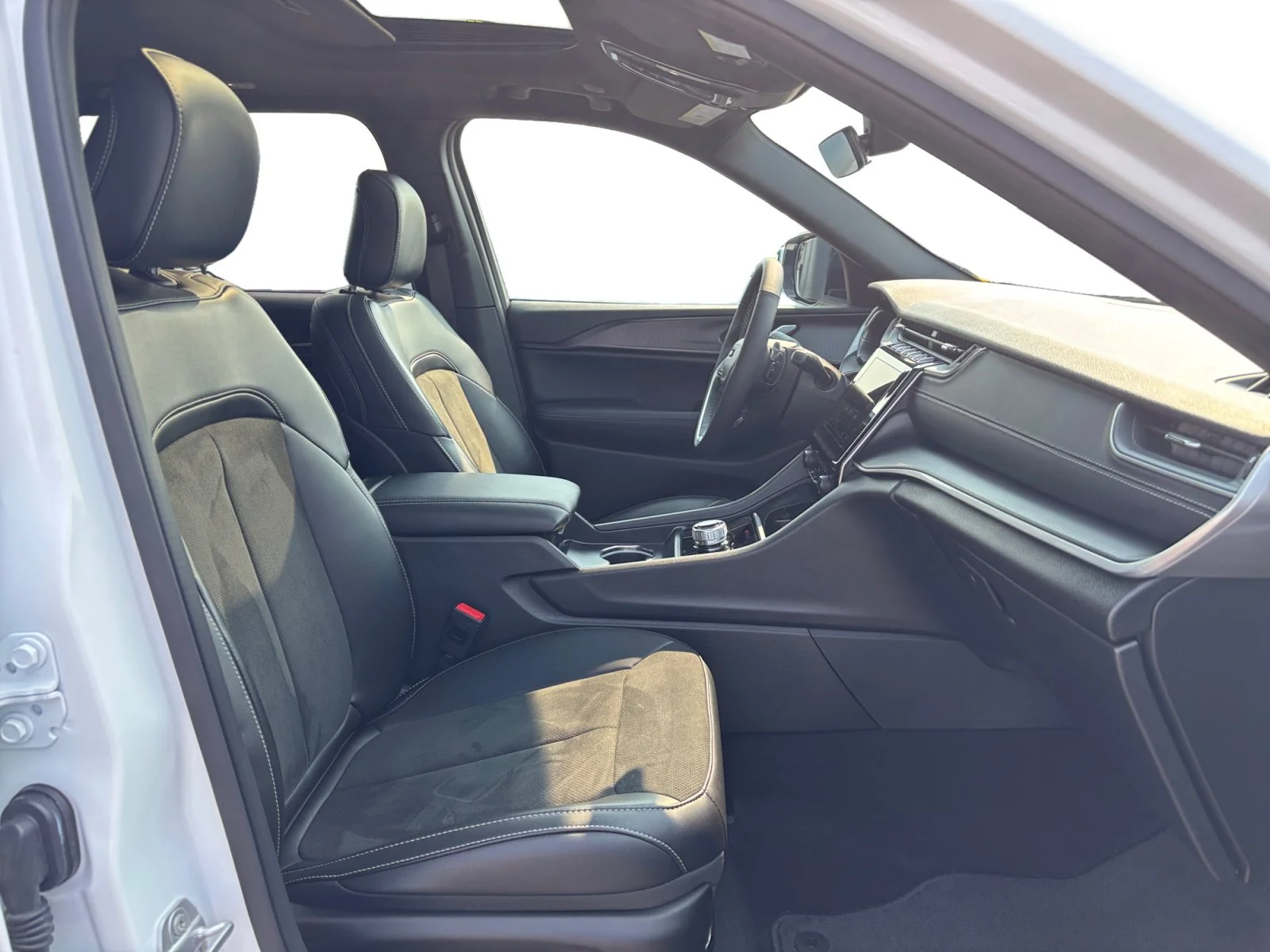 Used 2025 White Jeep Altitude image 17