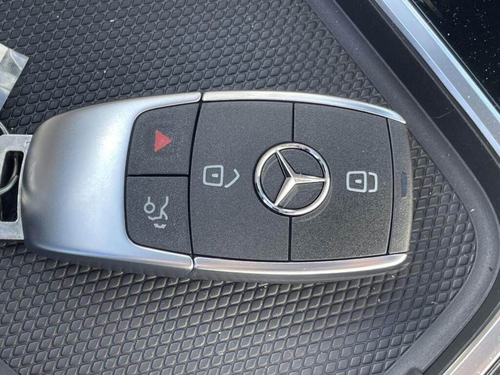 New 2026 Polar White Mercedes-Benz GLB 250 image 4
