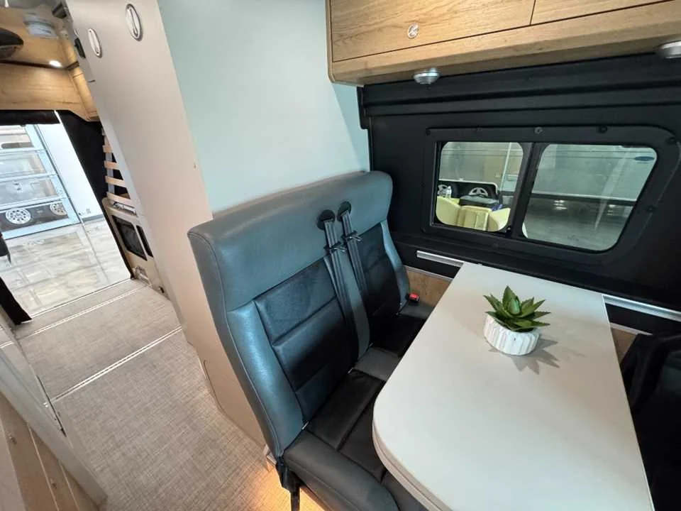 New 2027 BRIGHT SILVER METALLIC AIRSTREAM  image 11