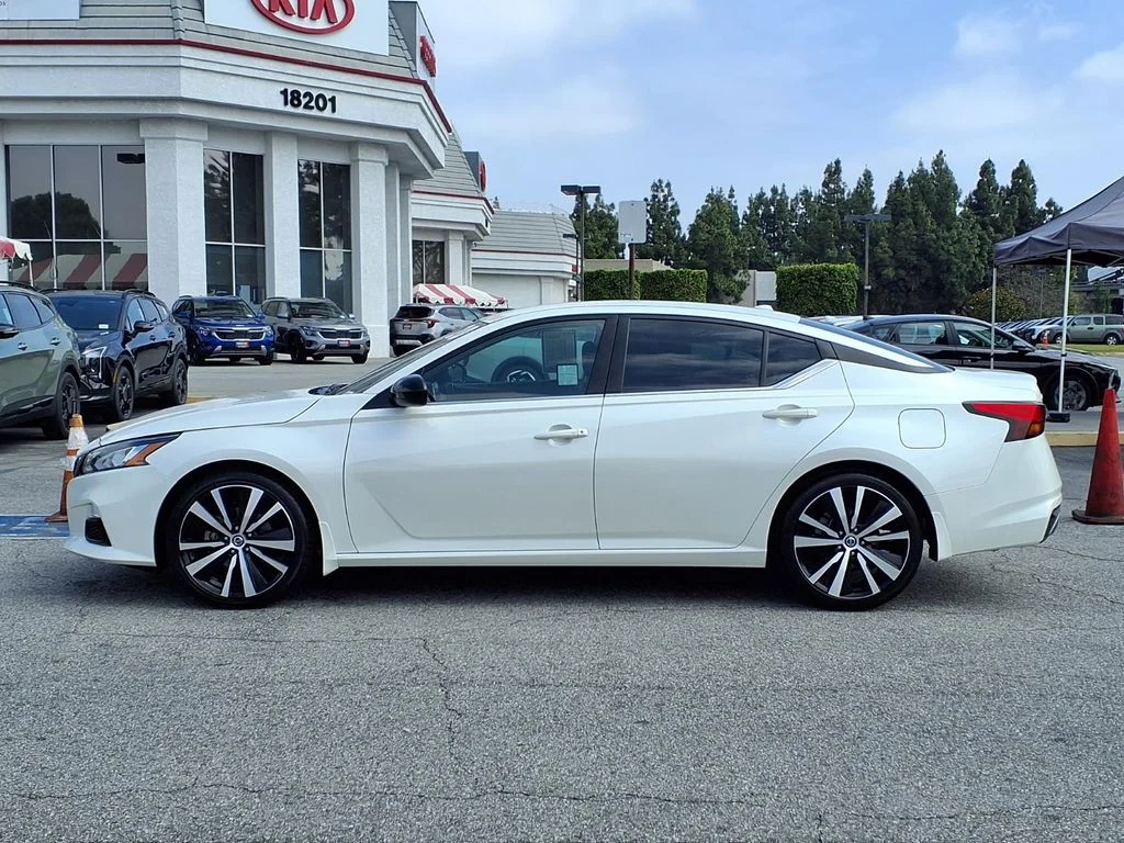 Used 2020 White Nissan 2.5 SR image 2