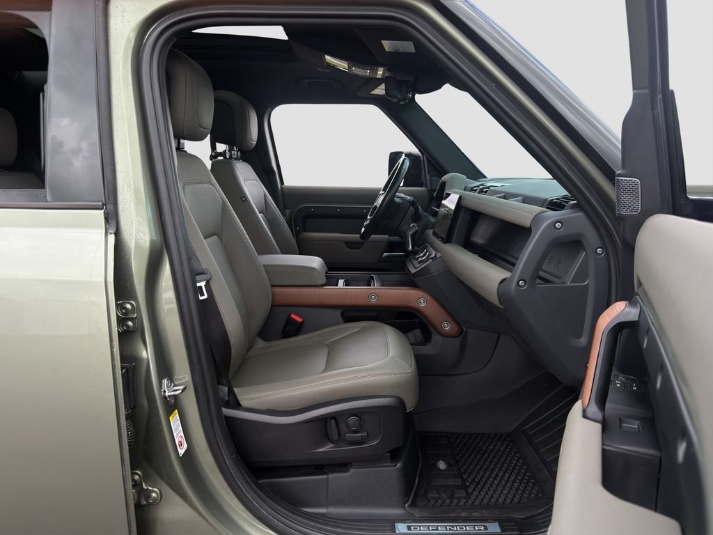 Used 2023  Land Rover X image 18