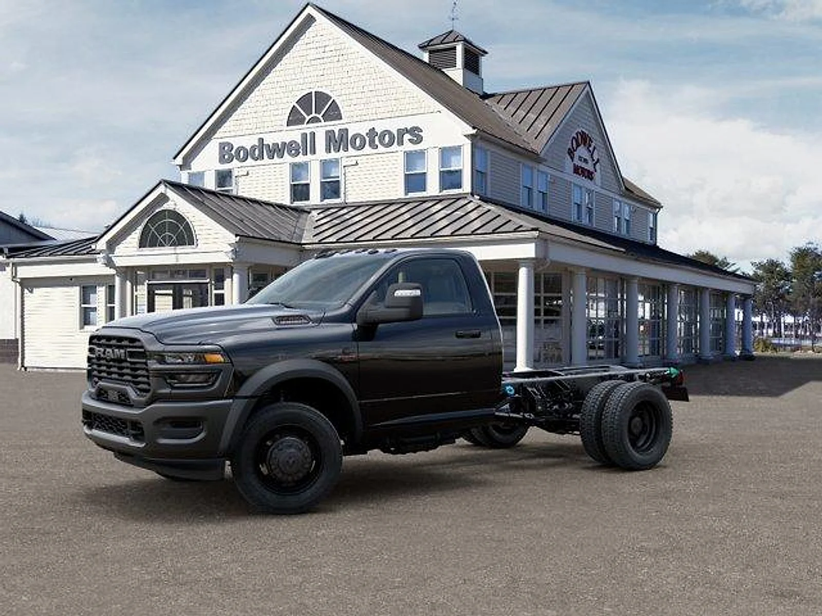 New 2026 Diamond Black Crystal Pearlcoat RAM Tradesman 4x4 Reg Cab 60" CA image 2
