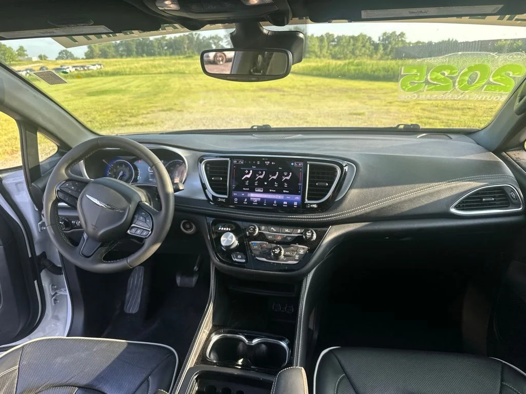 Used 2025 White Chrysler Limited image 31