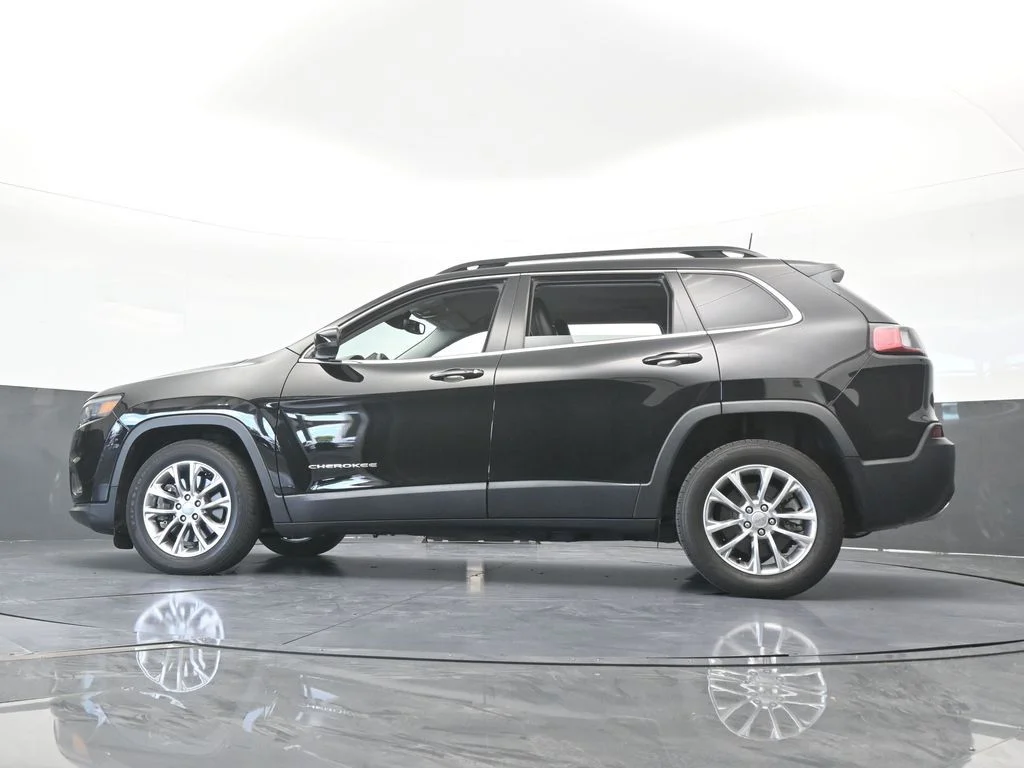 Used 2022 Diamond Black Crystal Pearlcoat Jeep Latitude Lux image 53