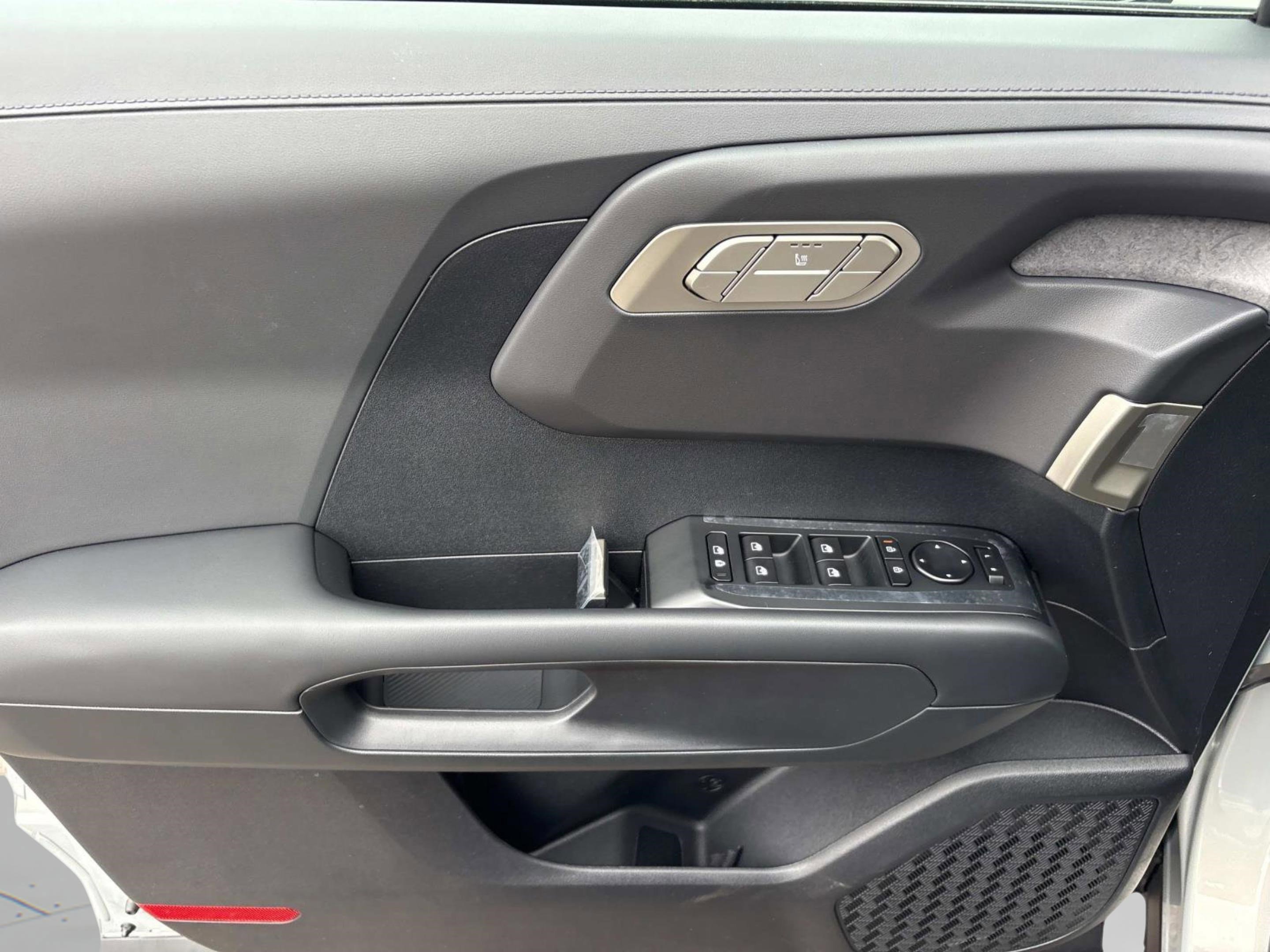 New 2027 Ivory Silver Kia S image 21