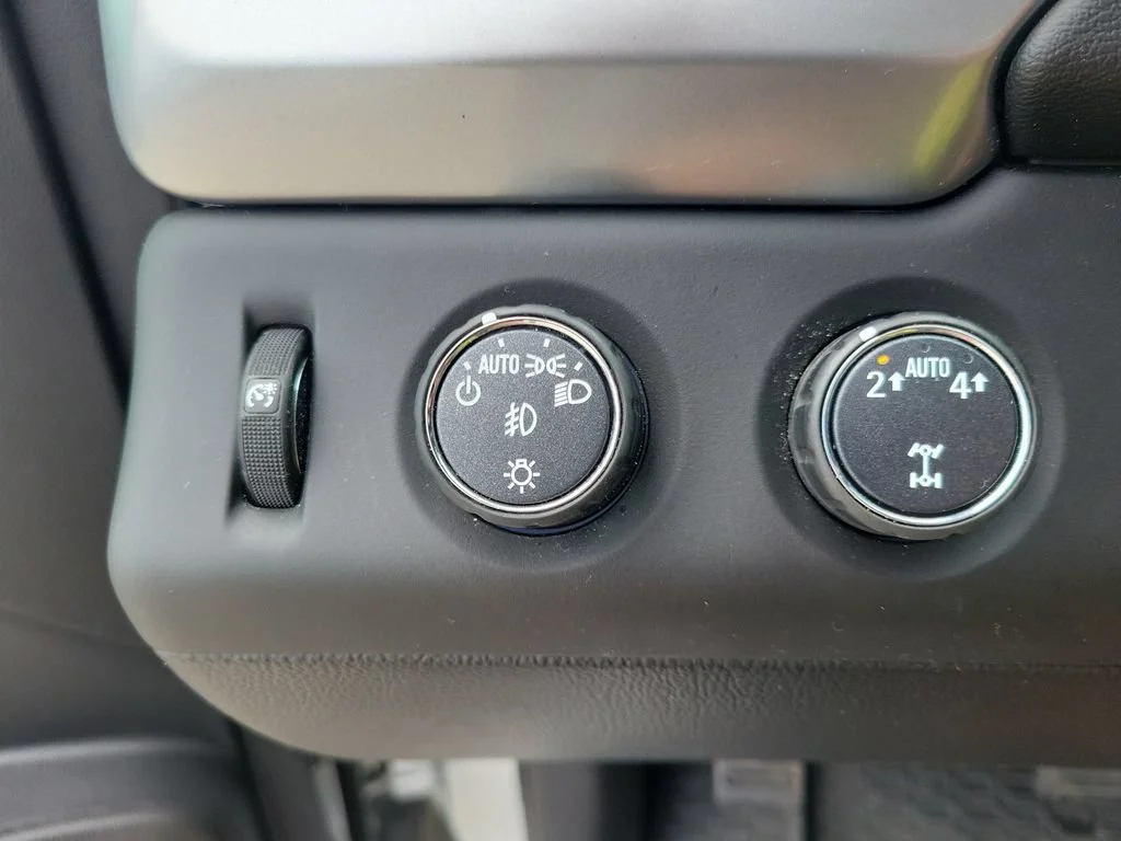 Used 2018 SILVER ICE METALLIC Chevrolet Premier image 23