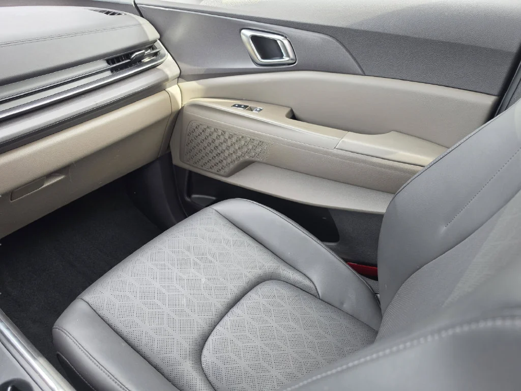 Used 2025 White Kia EX image 25