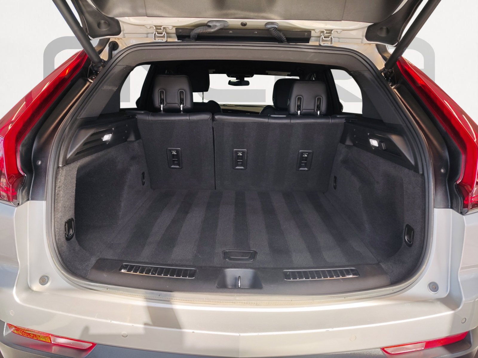 Used 2019 Radiant Silver Metallic Cadillac FWD Premium Luxury image 13