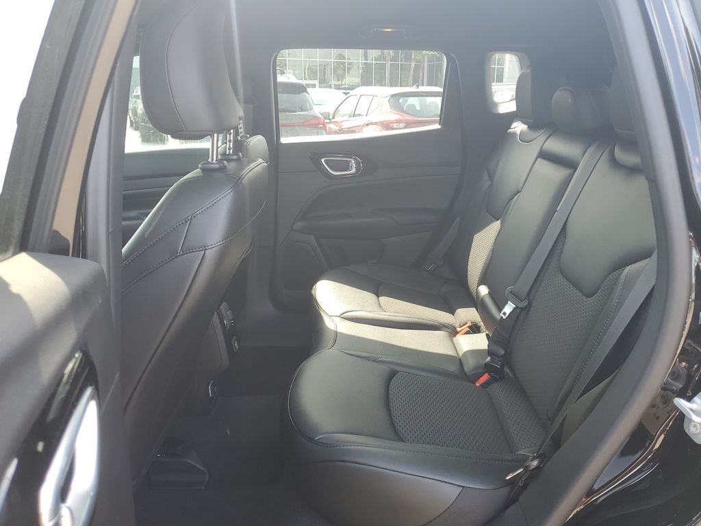 New 2026 Diamond Black Crystal Pearlcoat Jeep Latitude image 7