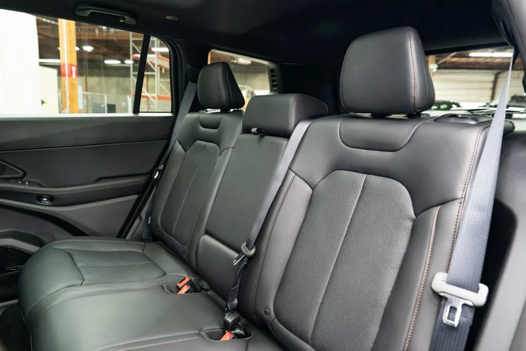 New 2026 Diamond Black Crystal Pearl-Coat Exterior Paint Jeep Overland image 28